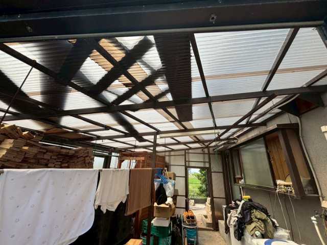 劣化した屋根の全景